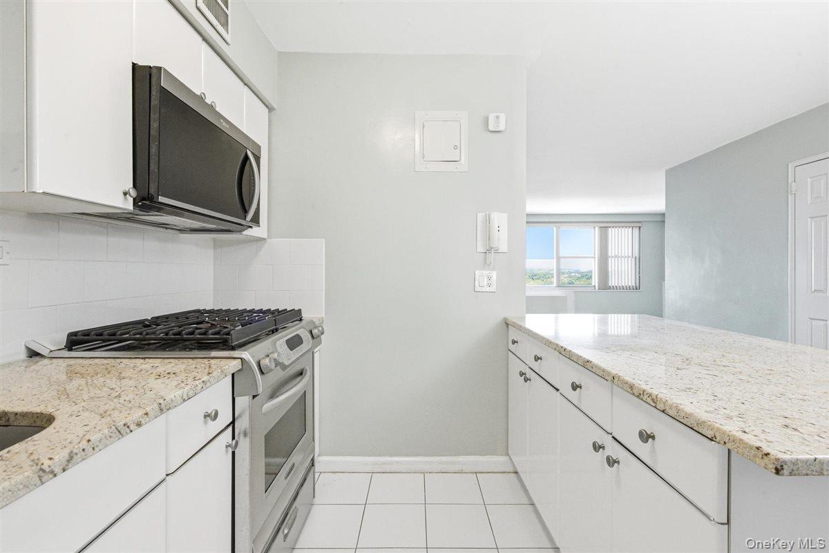 70-25 Yellowstone Boulevard, Unit 15P photo 8