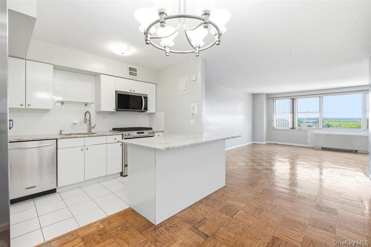 70-25 Yellowstone Boulevard, Unit 15P photo 4