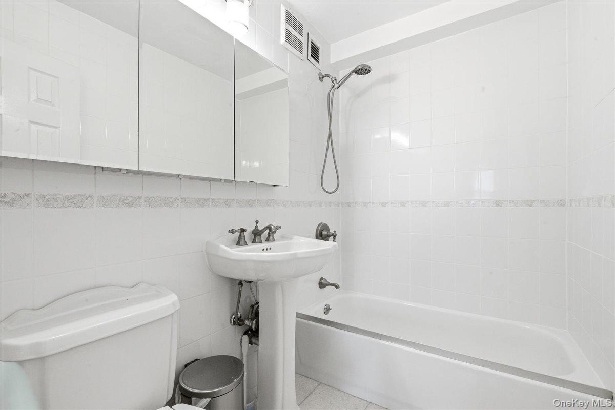 70-25 Yellowstone Boulevard, Unit 15P photo 21