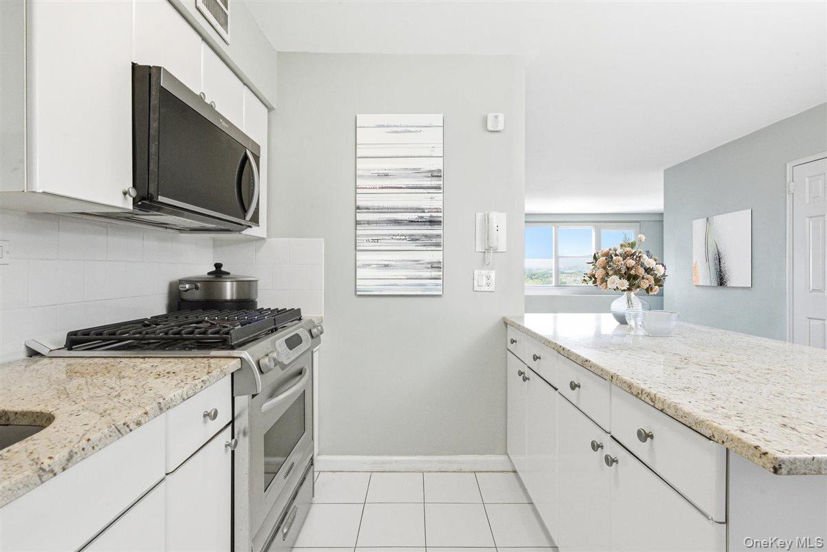70-25 Yellowstone Boulevard, Unit 15P photo 7