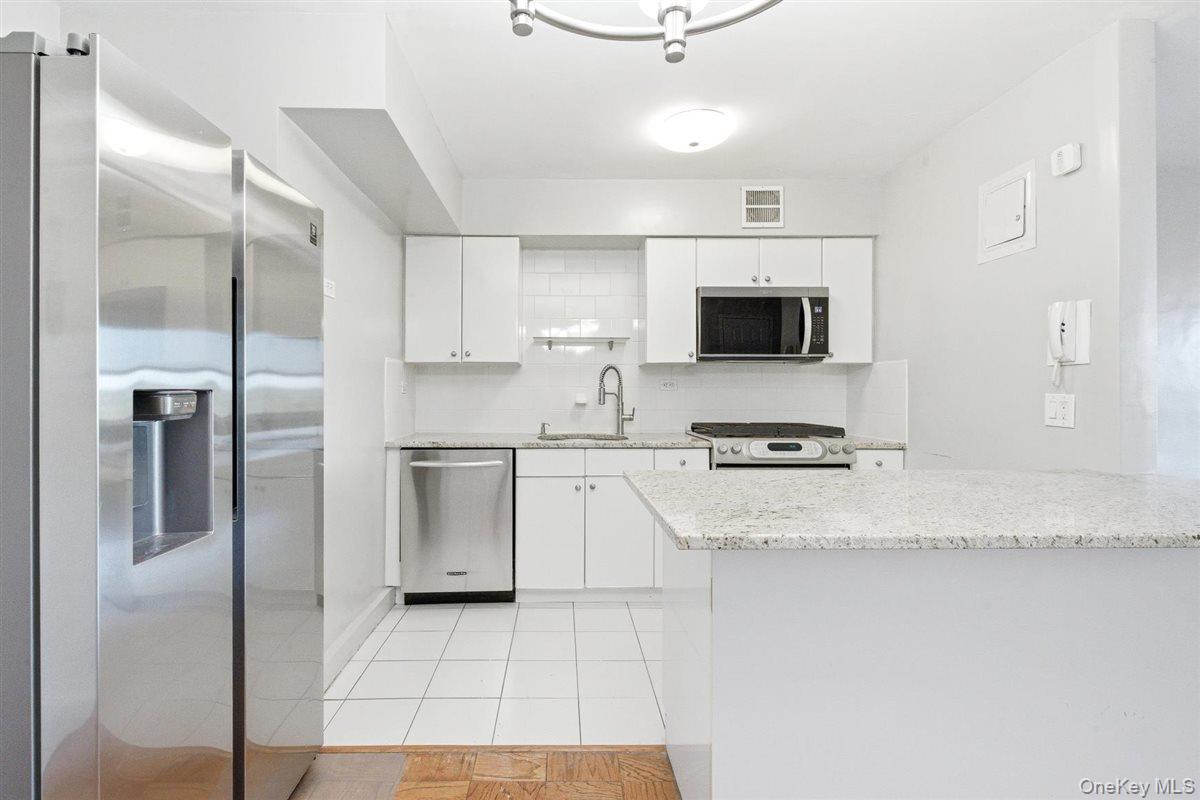 70-25 Yellowstone Boulevard, Unit 15P photo 14