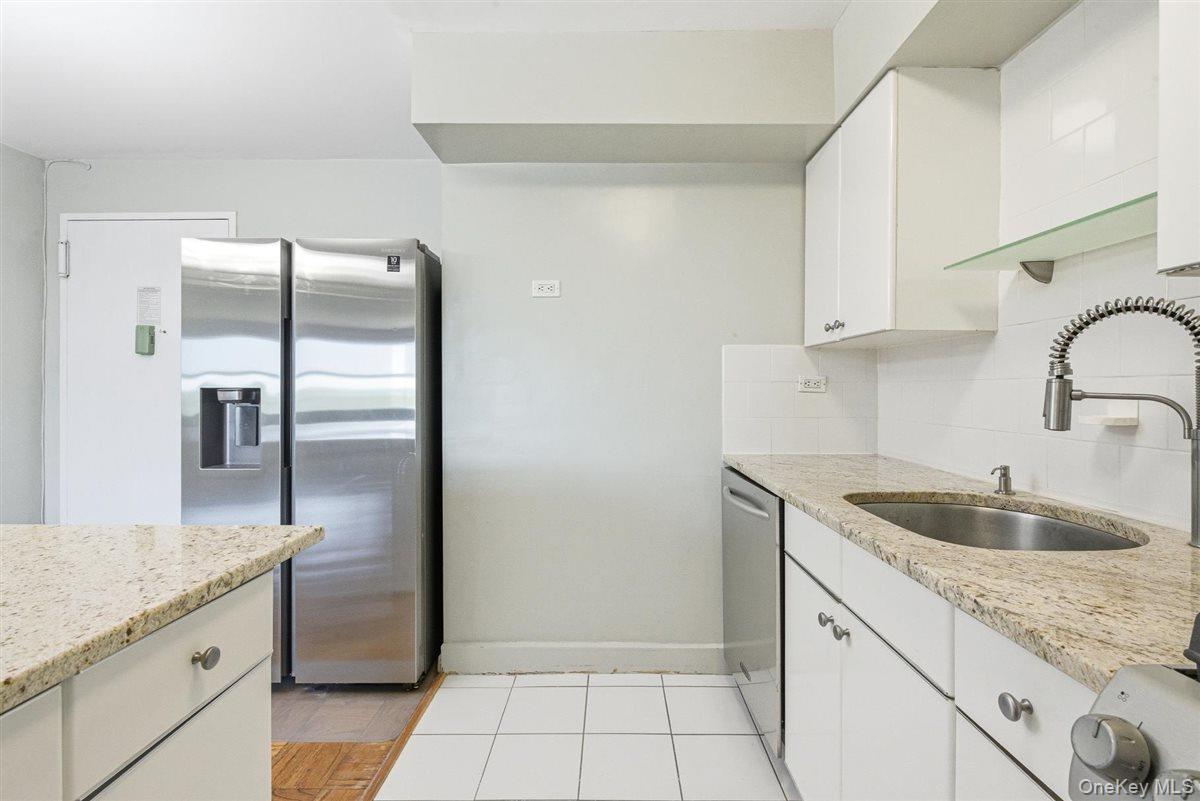 70-25 Yellowstone Boulevard, Unit 15P photo 16