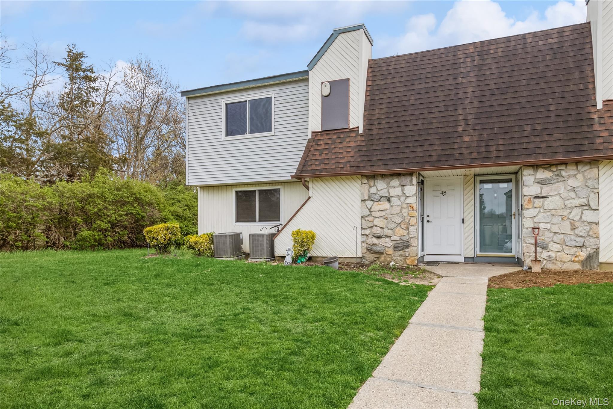 48 Pointe Cir S – For Rent