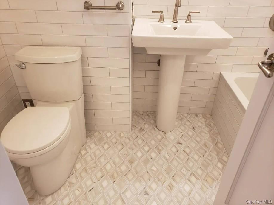 180 Cabrini Boulevard, Unit 19 photo 8