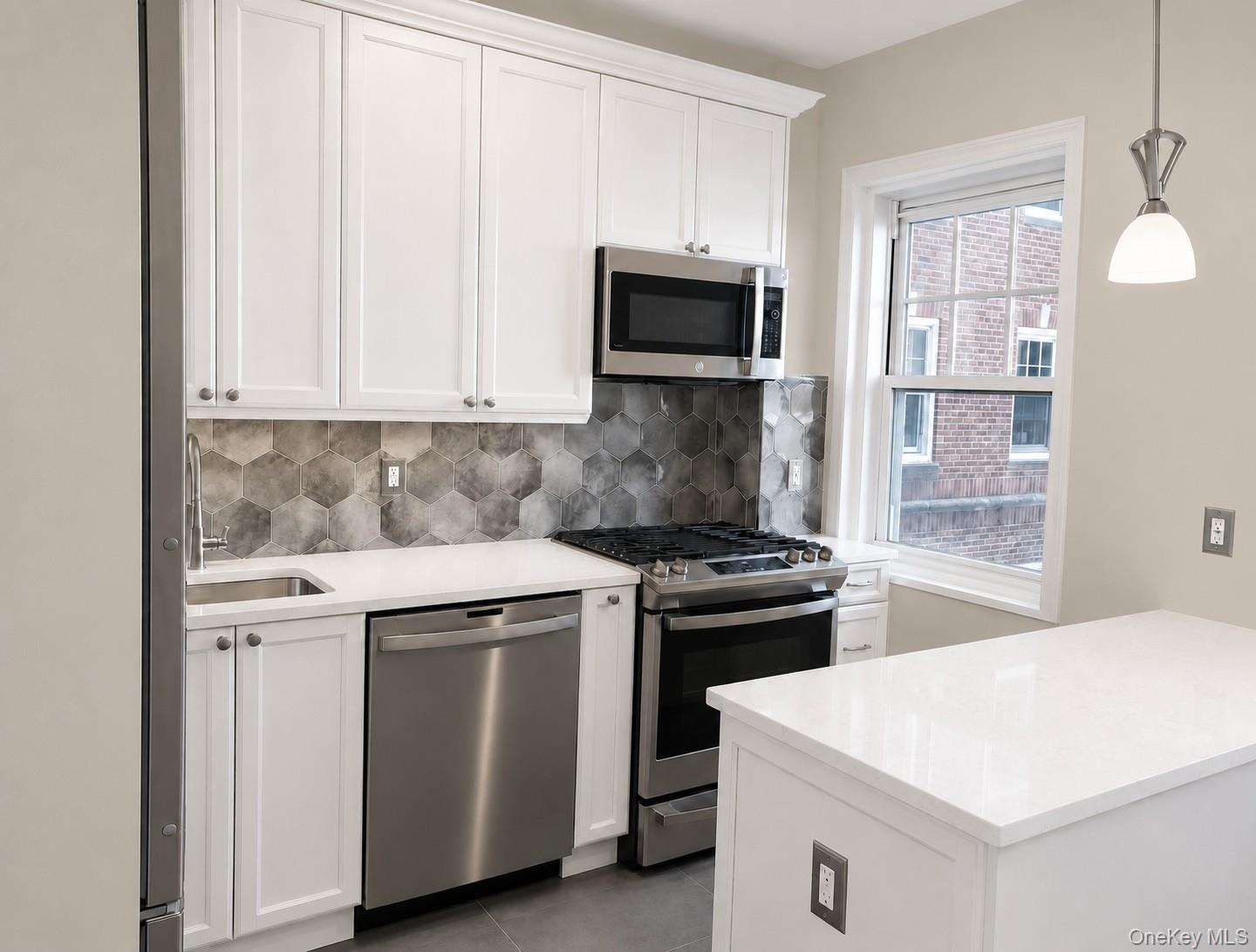 180 Cabrini Boulevard, Unit 19 photo 4