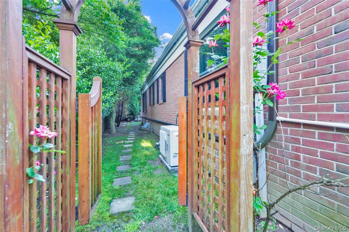 105 Park Lane – For Sale photo 37