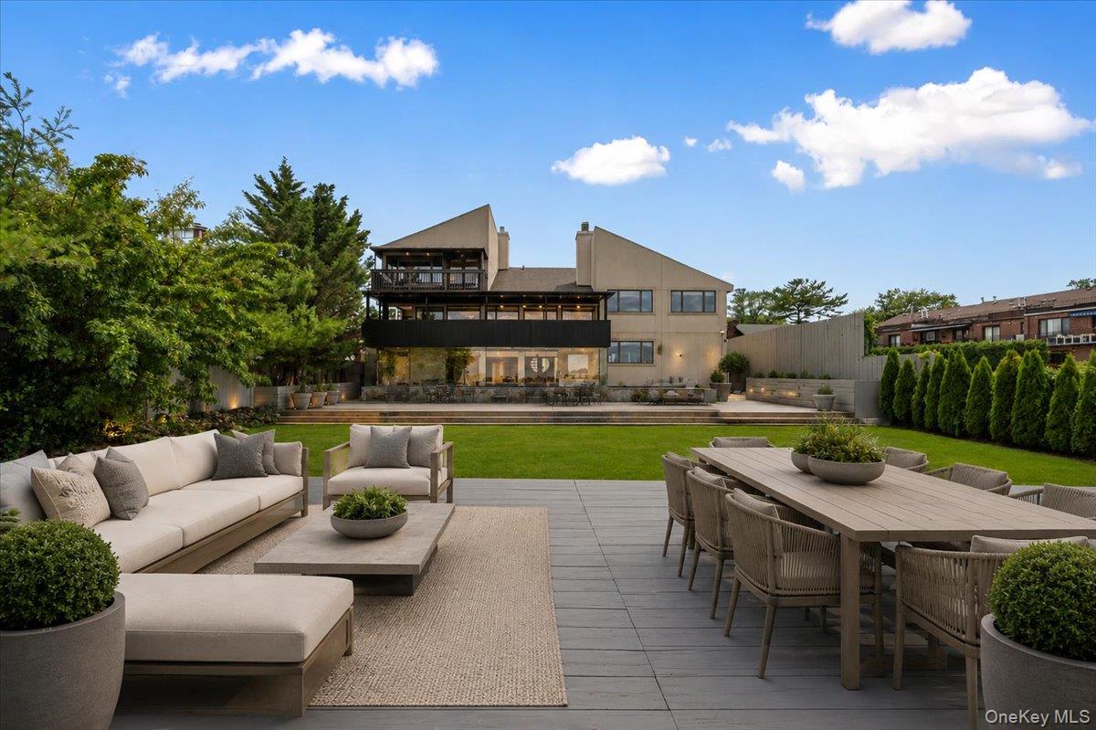 15443 Riverside Drive – For Sale