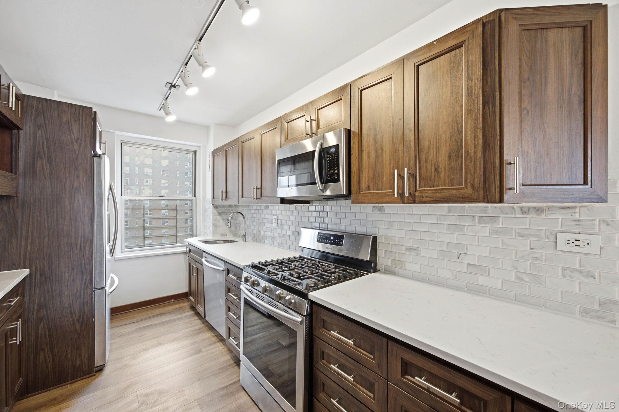 575 Grand Street, Unit E1505 photo 19