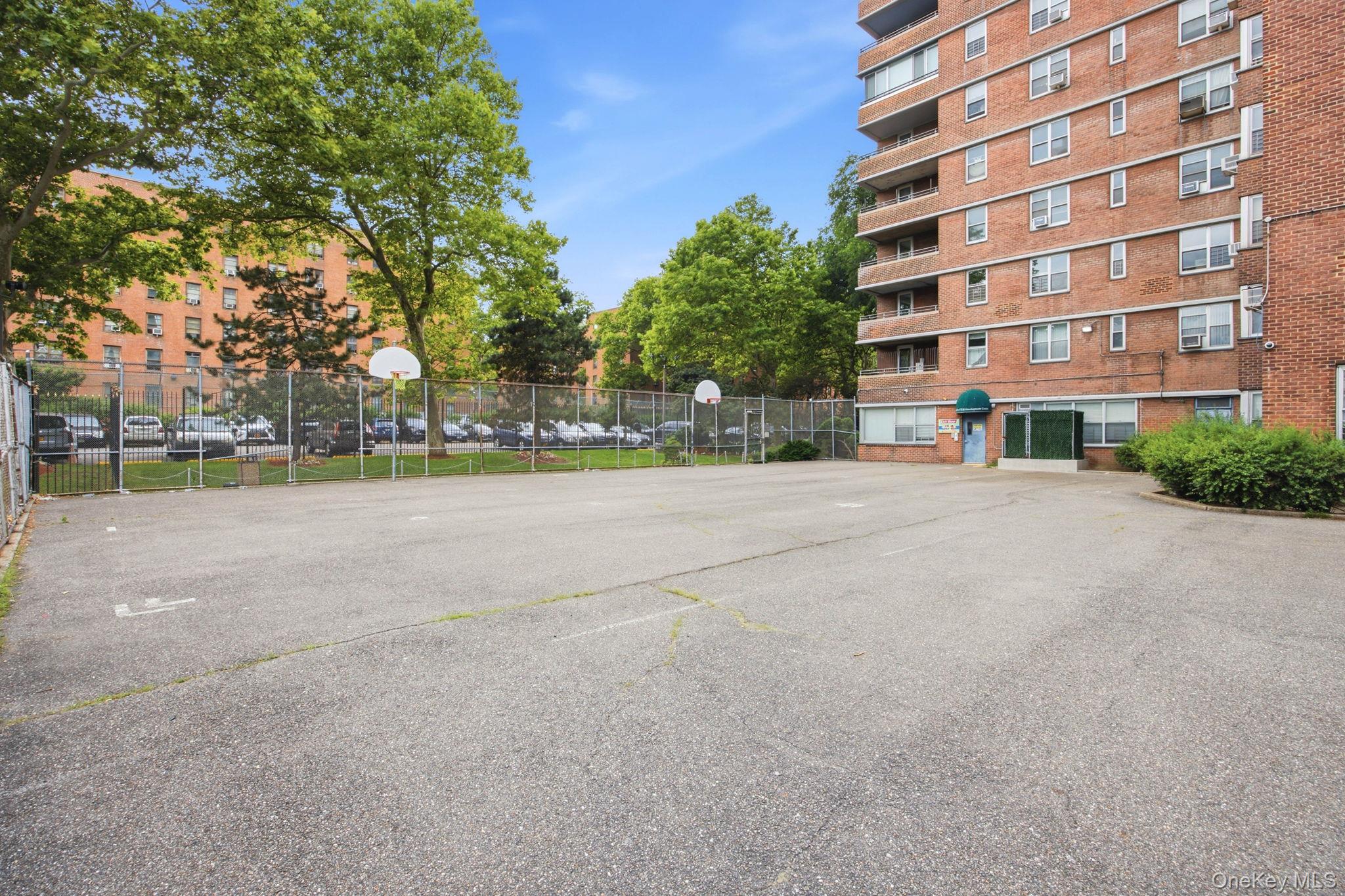 575 Grand Street, Unit E1505 photo 32