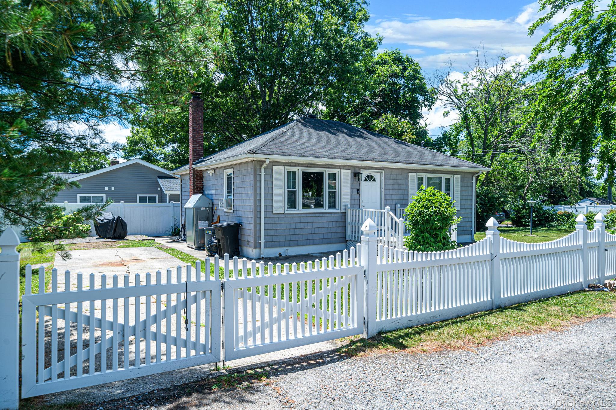 14 Pinelawn Avenue – For Sale photo 3
