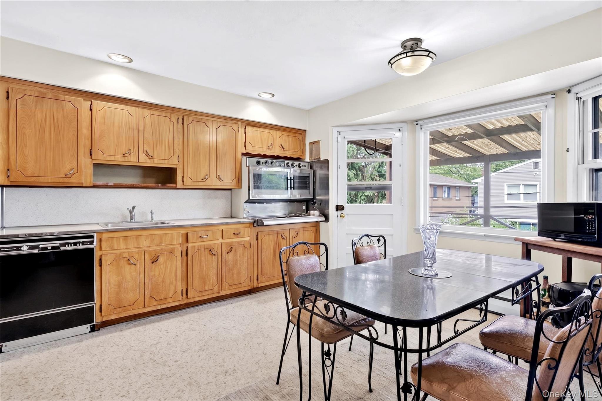 726 University Street – For Sale photo 6