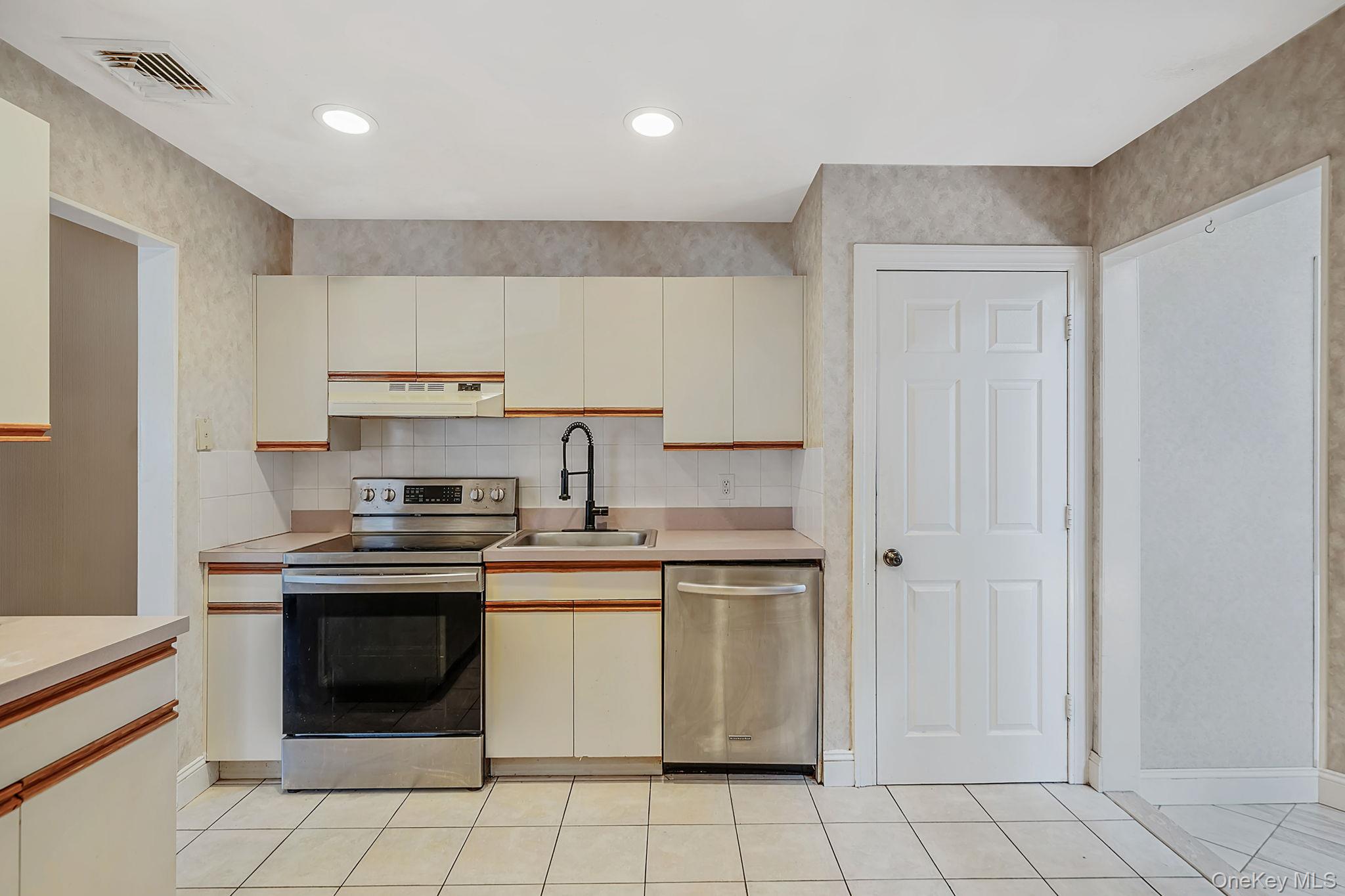 15 Edwin Avenue – For Sale photo 8