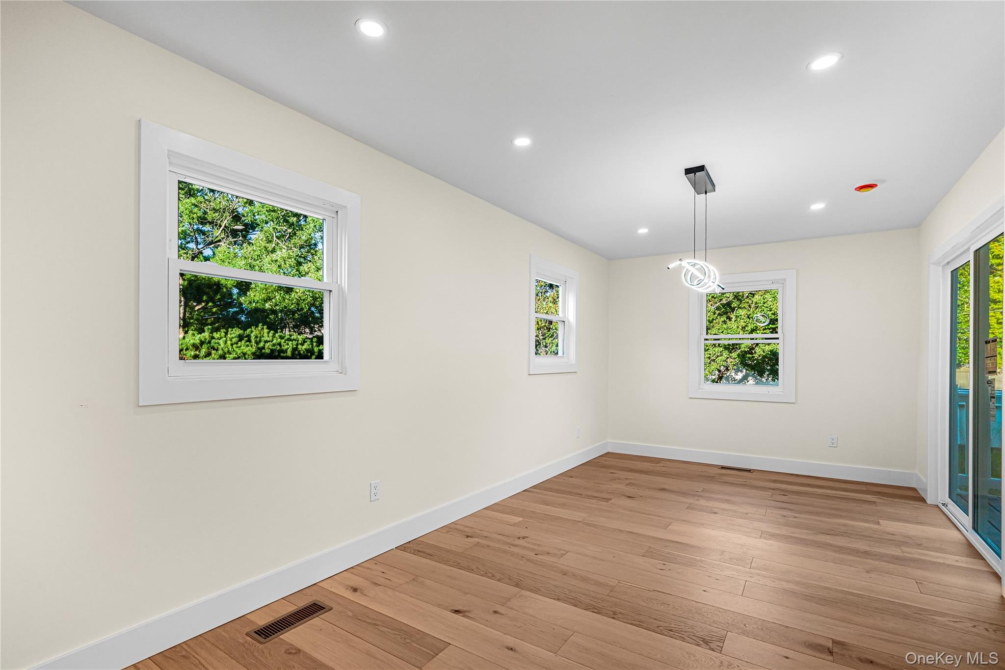 737 Flowerdale Drive – For Sale photo 6