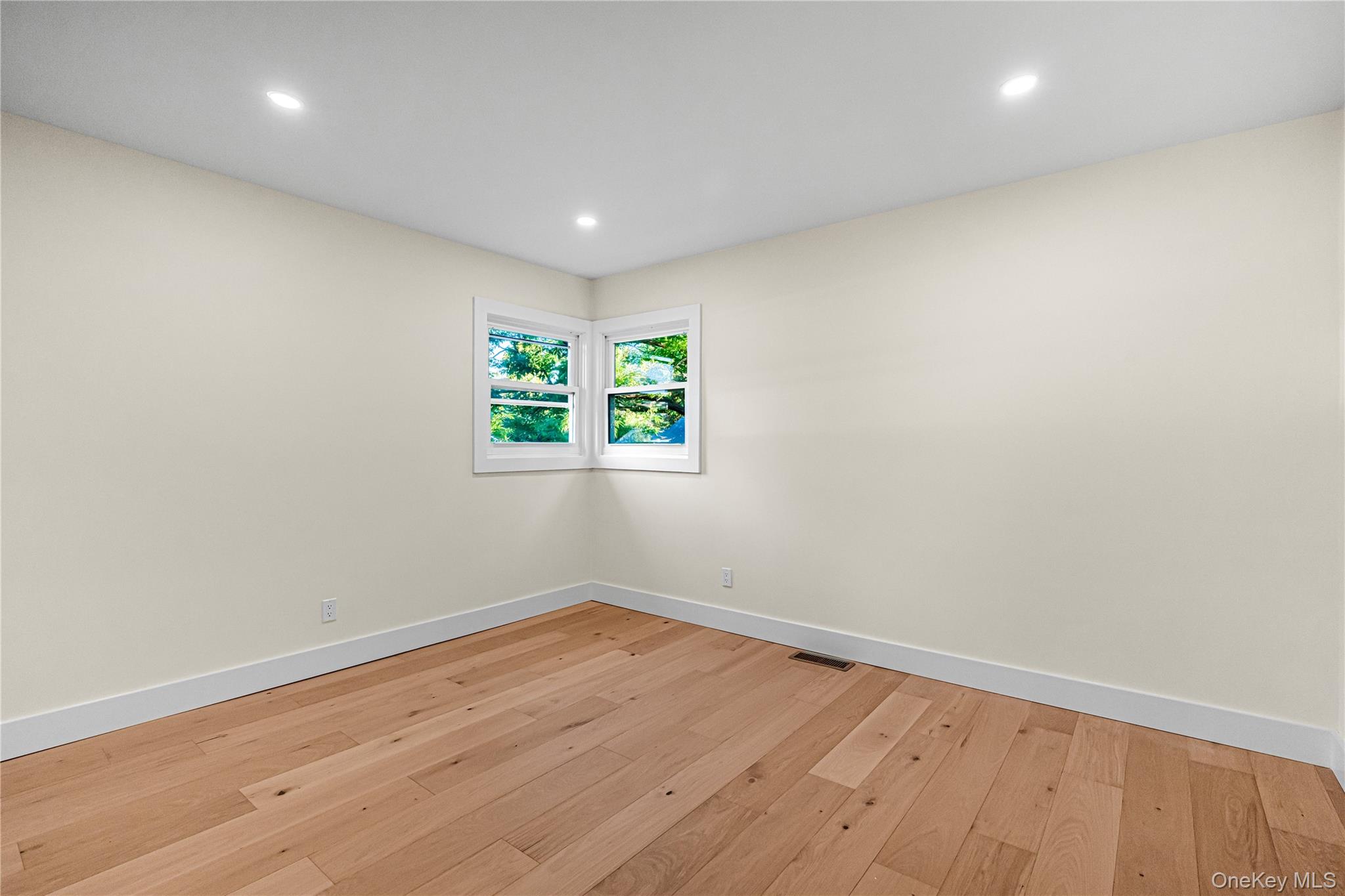 737 Flowerdale Drive – For Sale photo 9