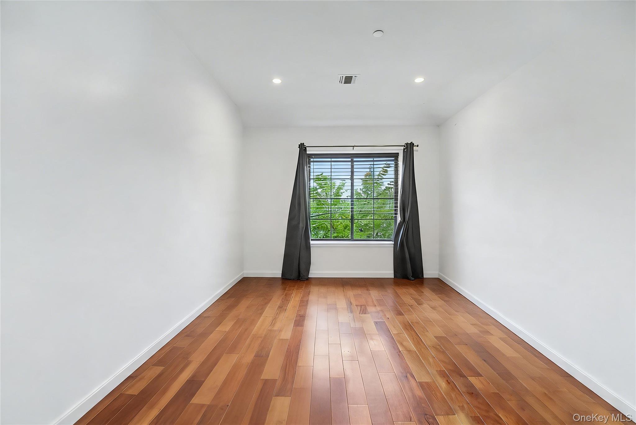 12-10 27th Avenue – For Sale photo 15