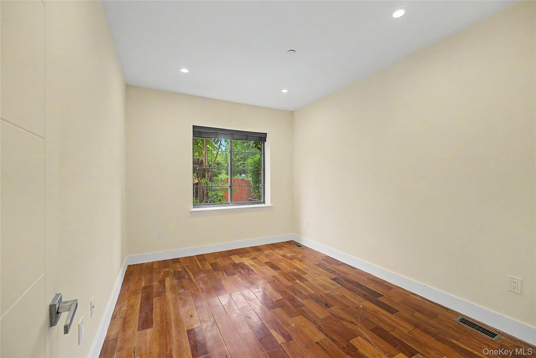 12-10 27th Avenue – For Sale photo 35