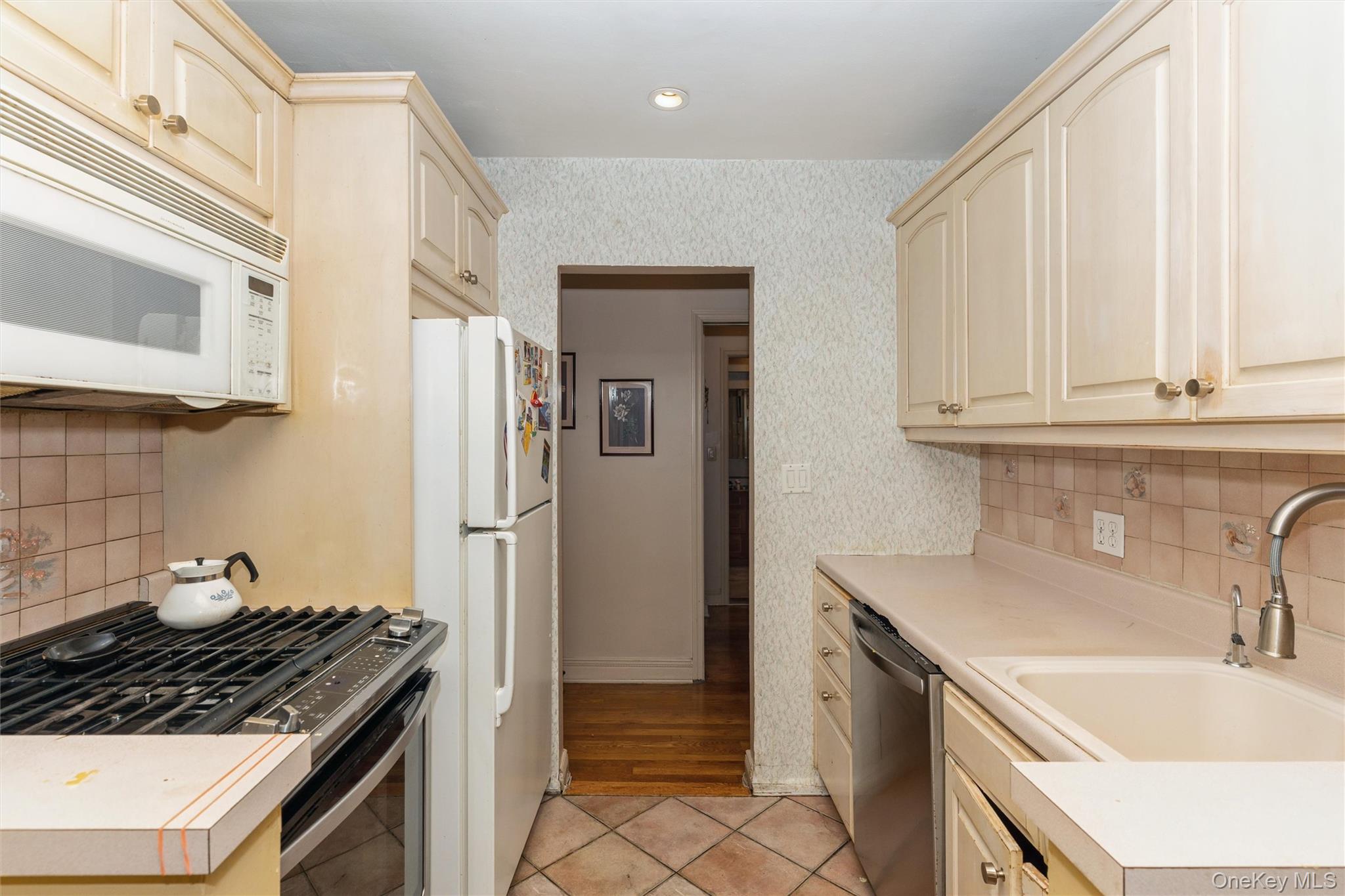 182-12 Horace Harding Expressway, Unit 1K photo 6
