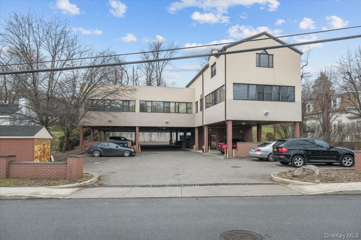 8 Revolutionary Road, Unit executive