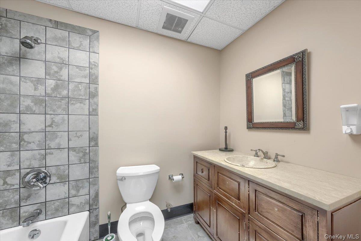 8 Revolutionary Road, Unit executive photo 5