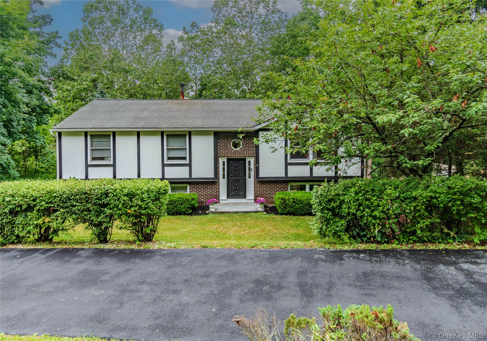 7 Colleen Lane – For Sale