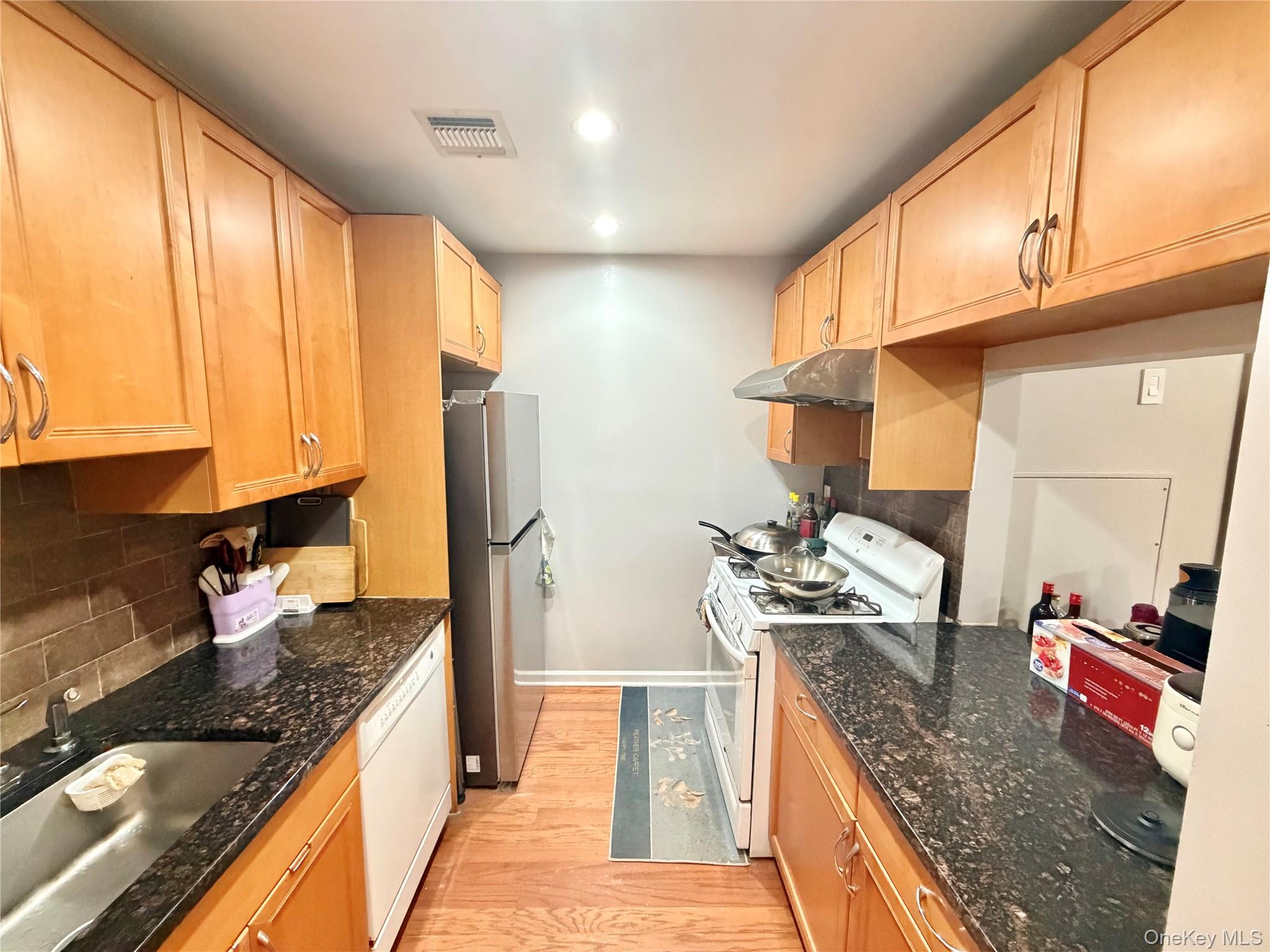 3-31 Endeavor Place, Unit B photo 4