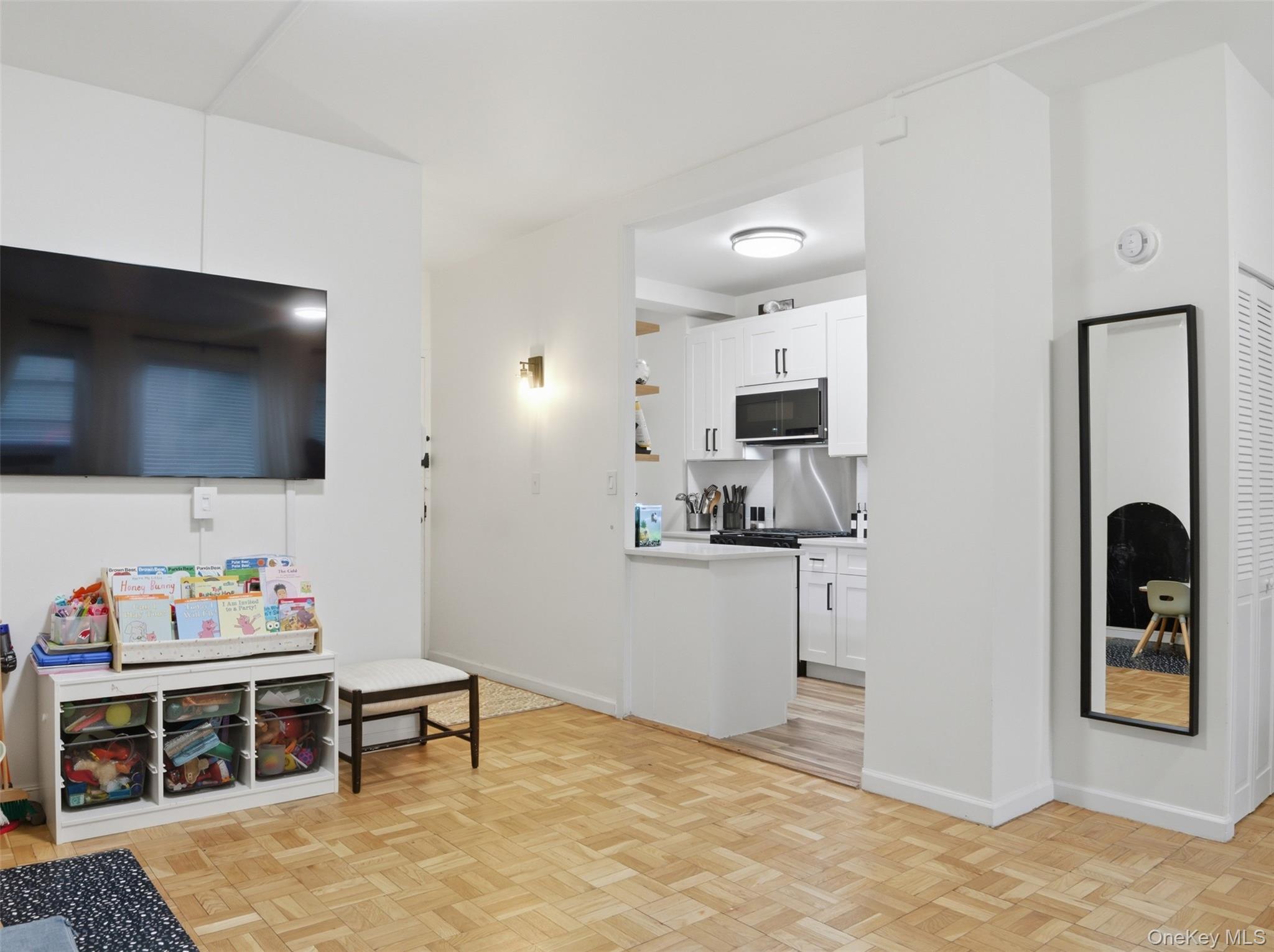 8 Fordham Hill Oval, Unit 1C photo 12