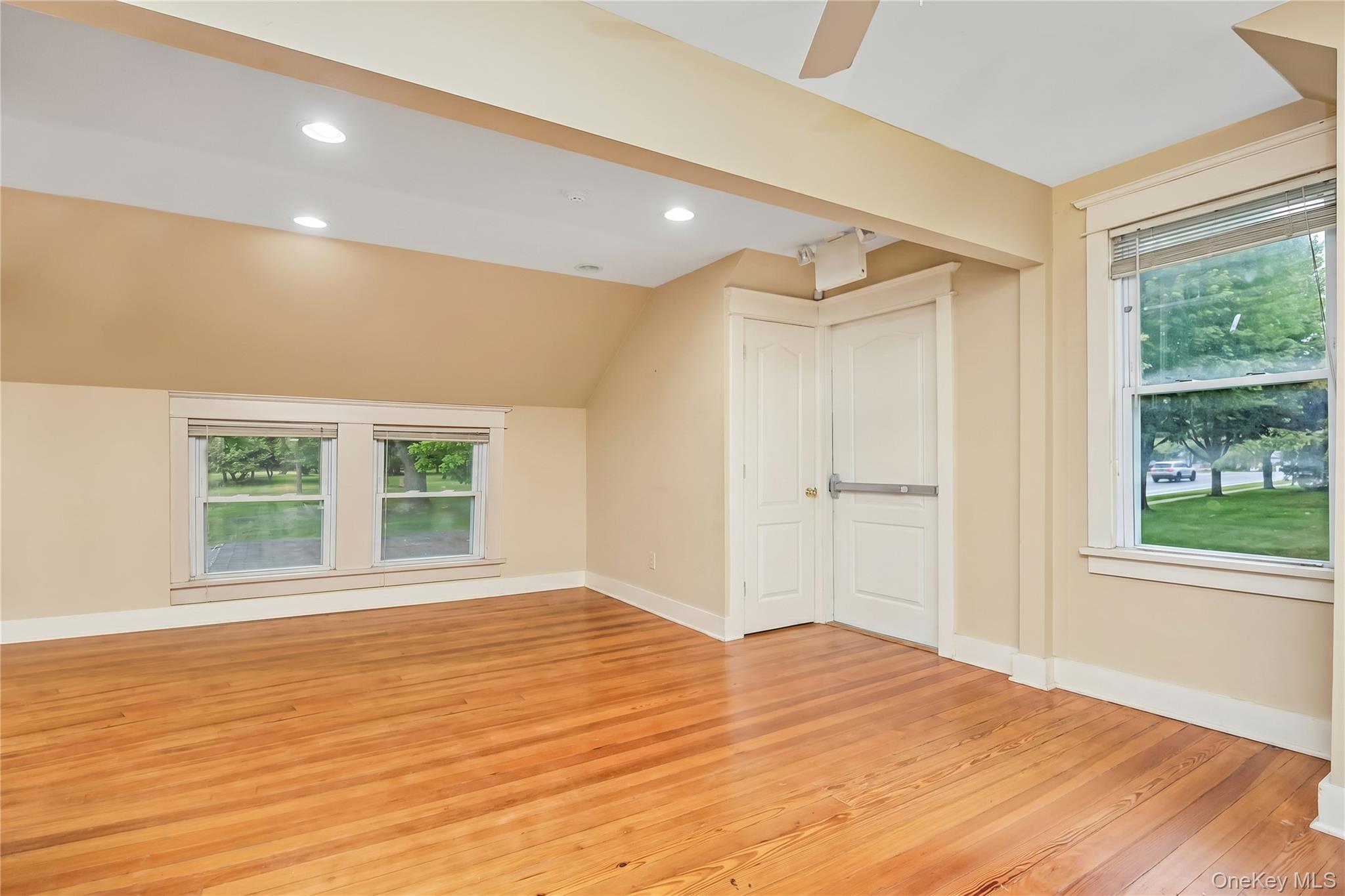 645 Middle Country Road – For Sale photo 16