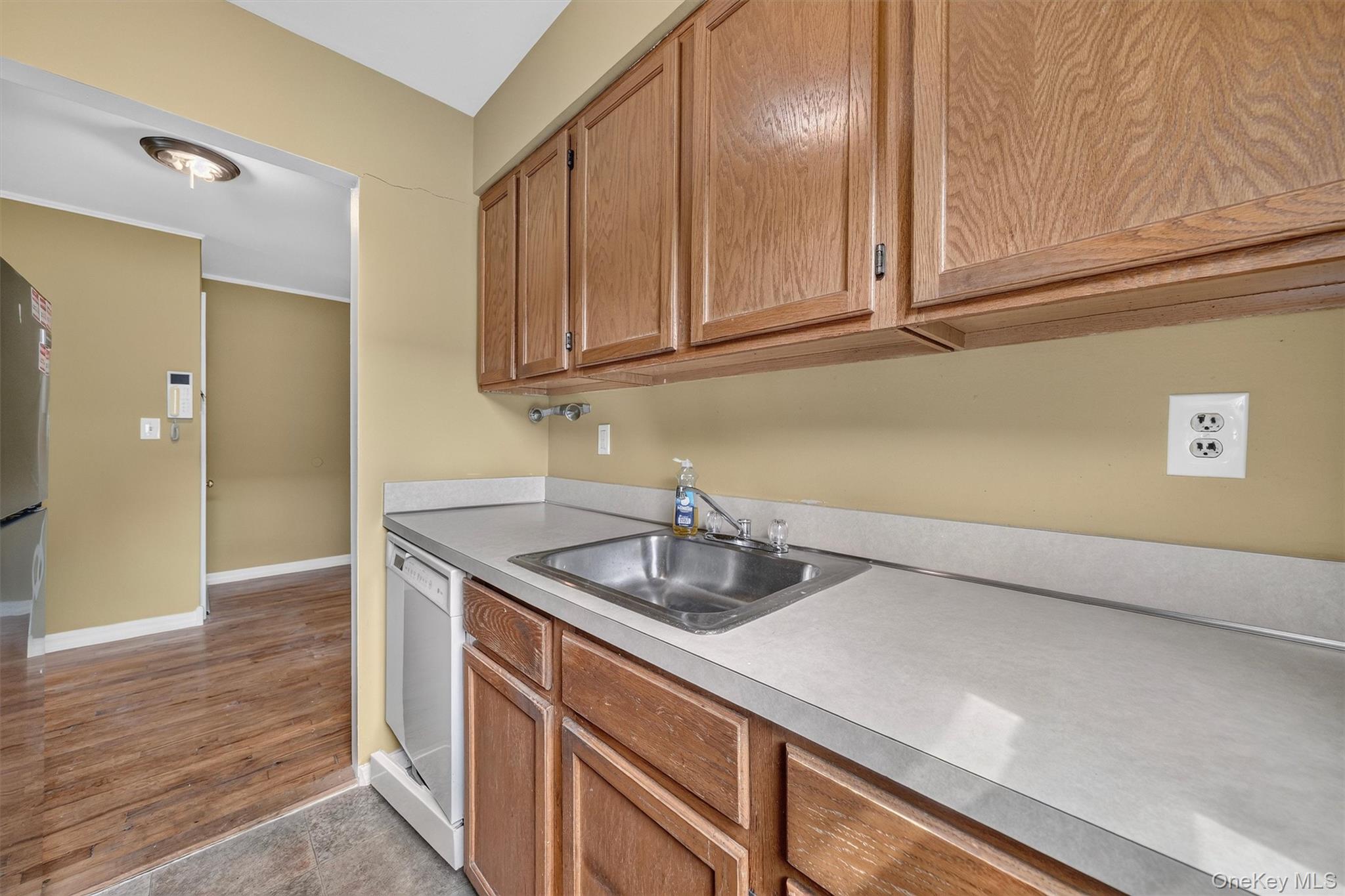 380 N Broadway, Unit D14 photo 11
