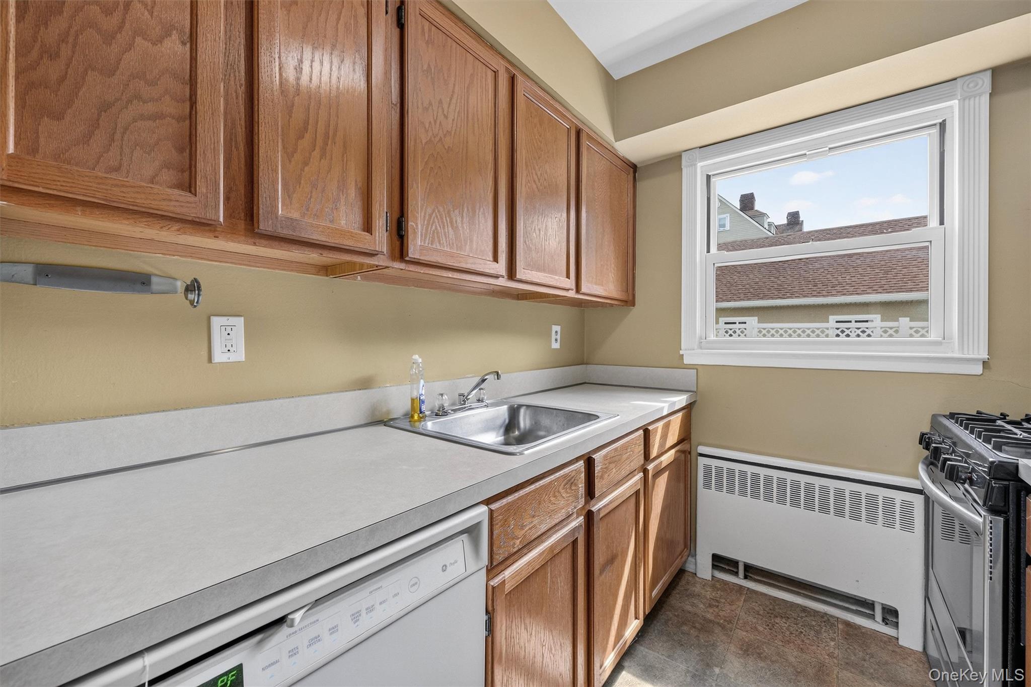 380 N Broadway, Unit D14 photo 10