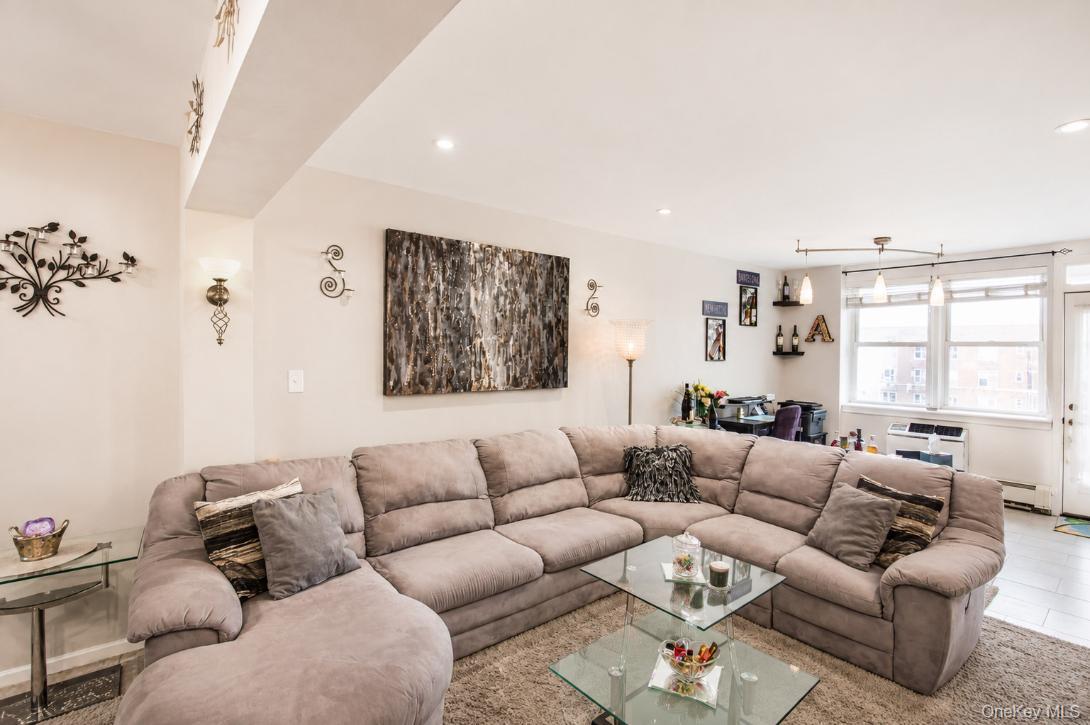 210 E Broadway, Unit 6L photo 2