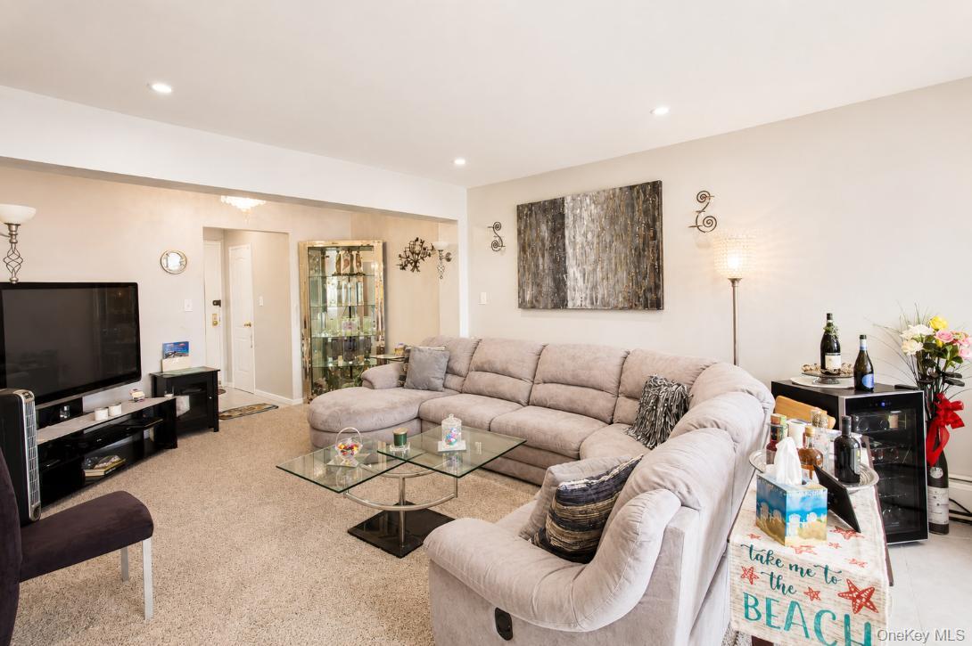 210 E Broadway, Unit 6L photo 5