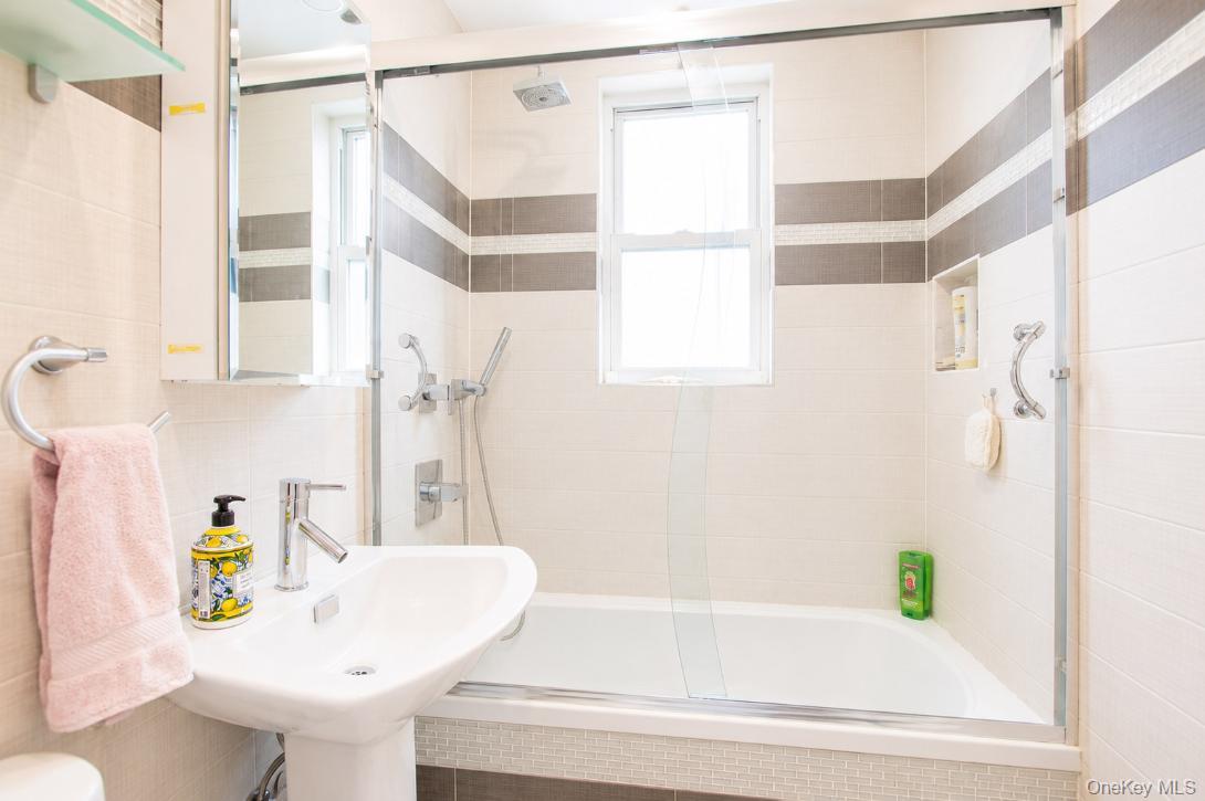 210 E Broadway, Unit 6L photo 9