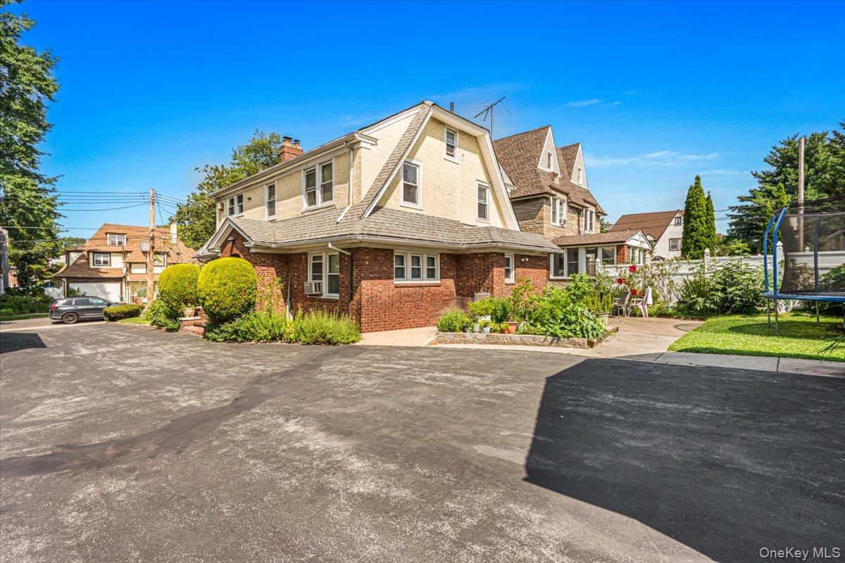 32 – 07 148 Street – For Sale photo 2