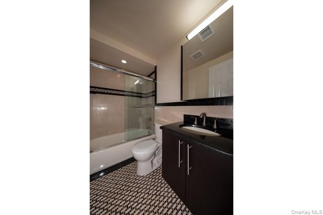 215 Tudor Lane, Unit 215 photo 8