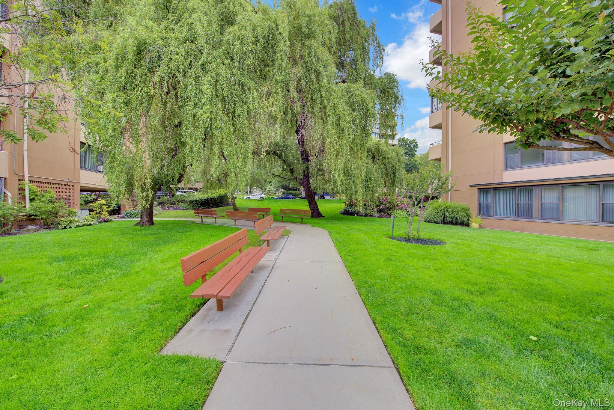 166-10 Powells Cove Boulevard, Unit 2C photo 3