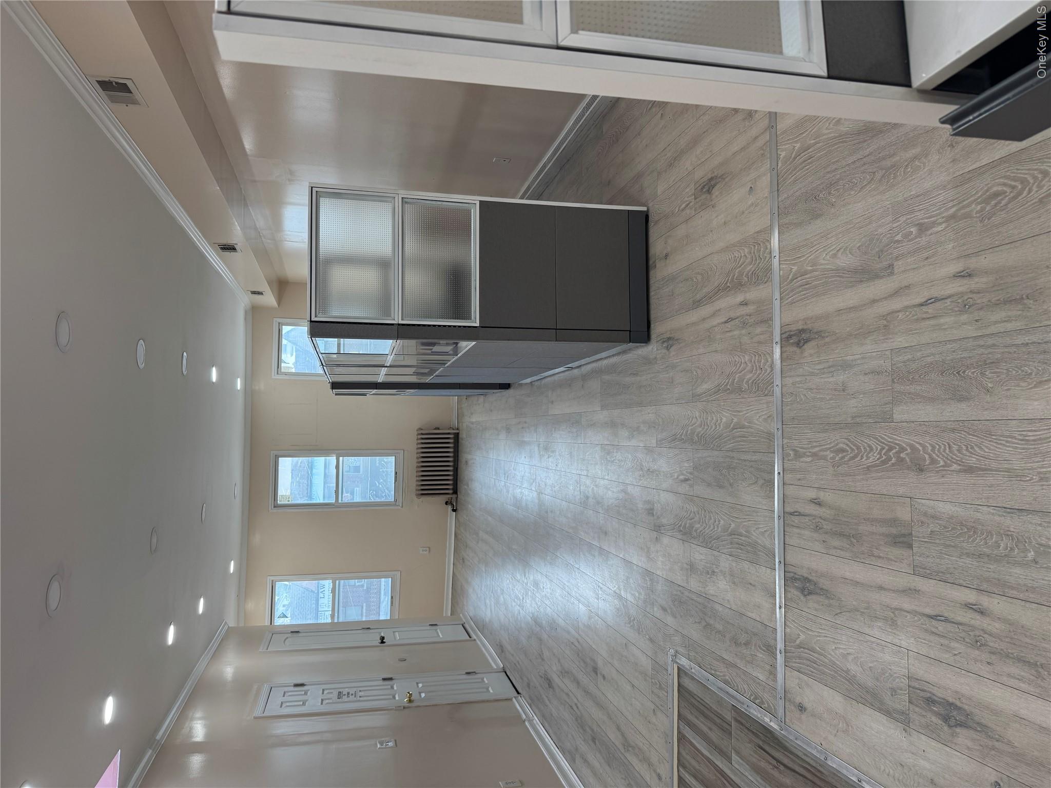 16718 Hillside Avenue, Unit 2nd floor photo 2