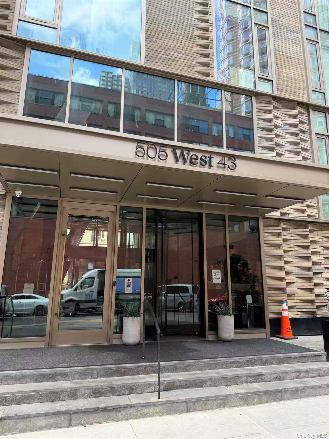 505 W 43rd Street, Unit 6L photo 3
