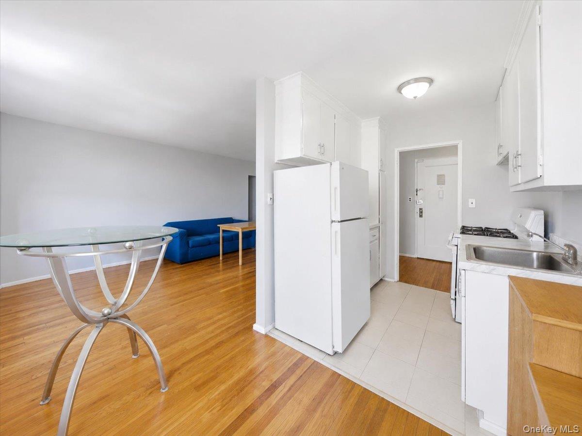 2630 Kingsbridge Terrace, Unit 3A photo 5