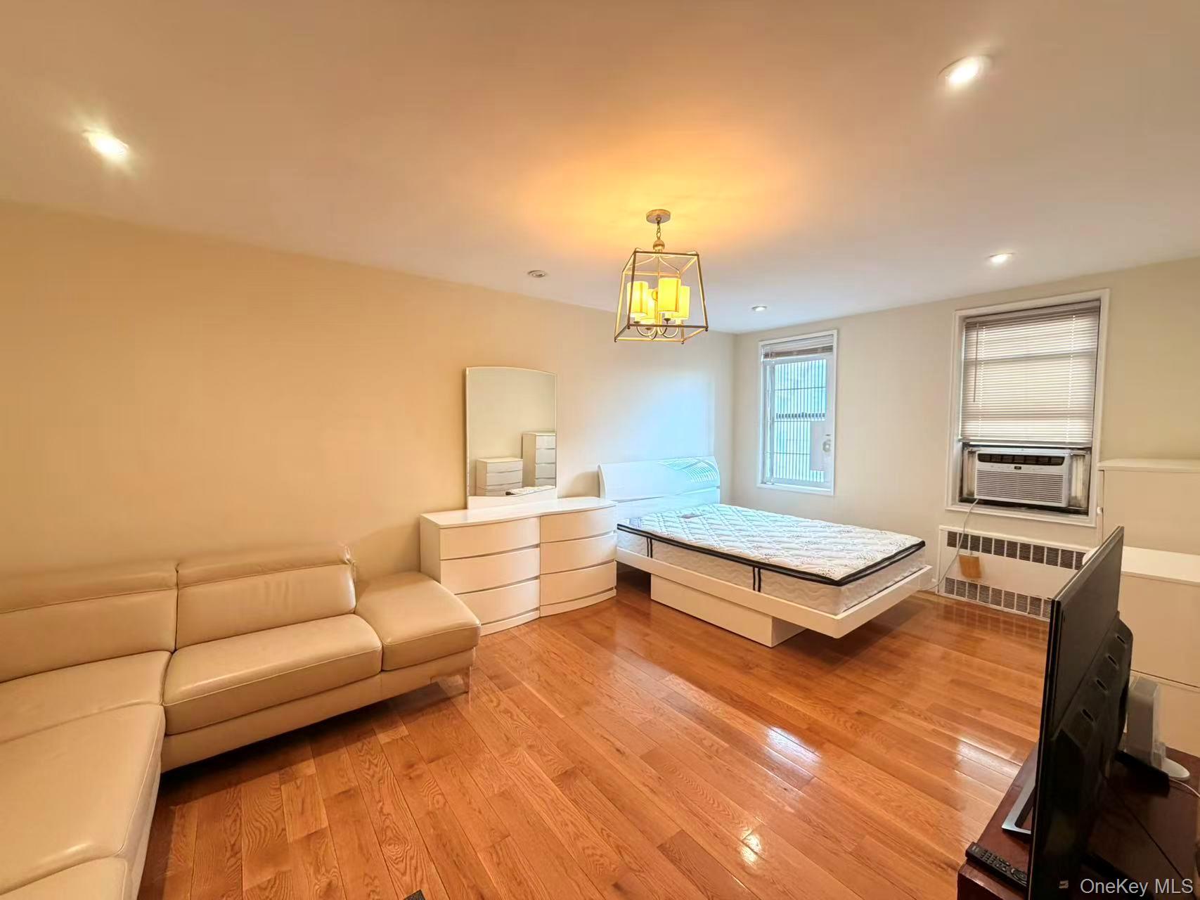 85-14 Broadway, Unit 3L photo 2