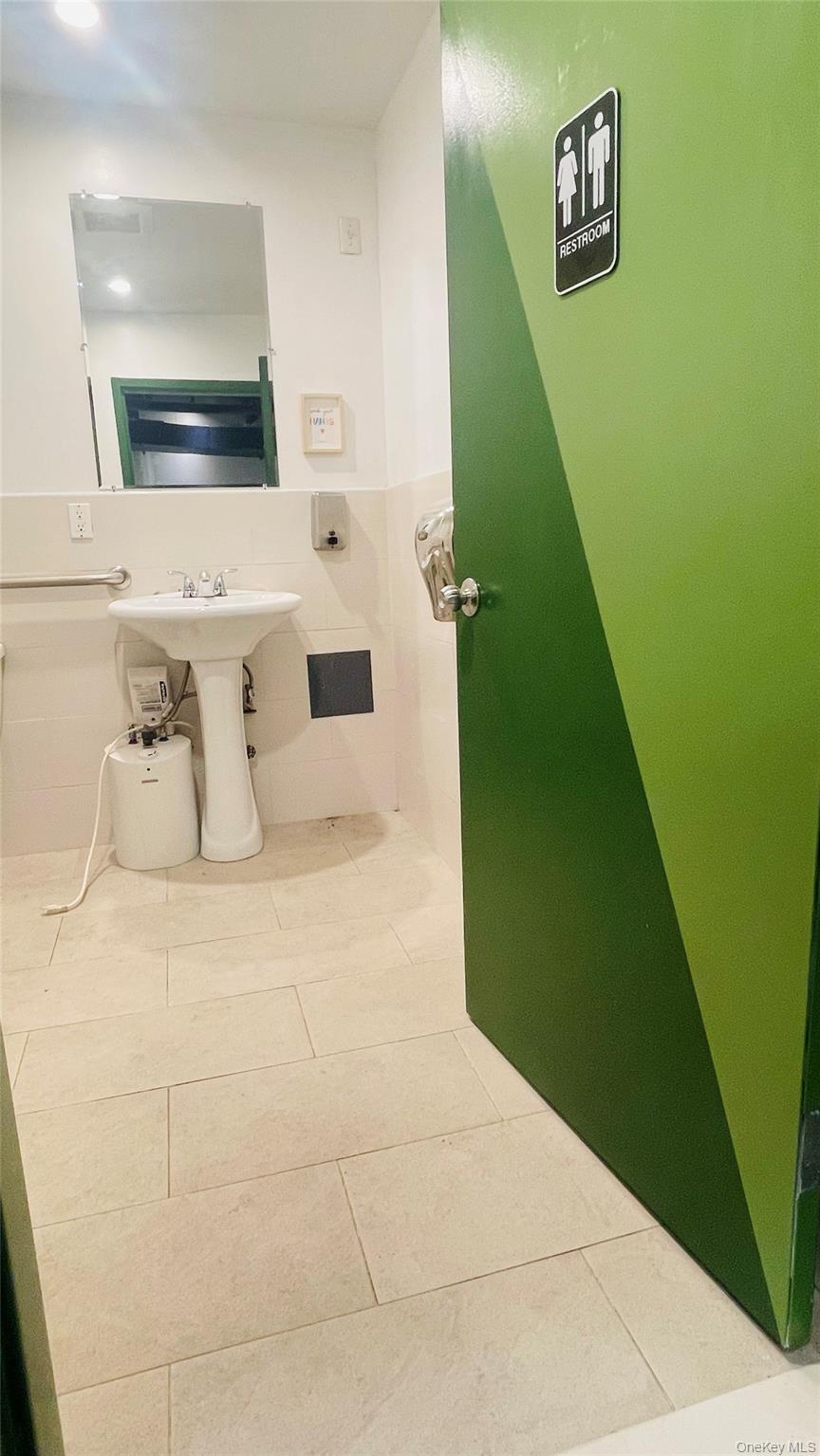 13517 Northern Boulevard, Unit Store photo 2