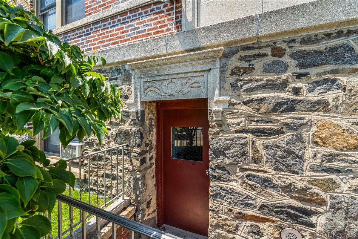 604 Tompkins Avenue, Unit A2 photo 2