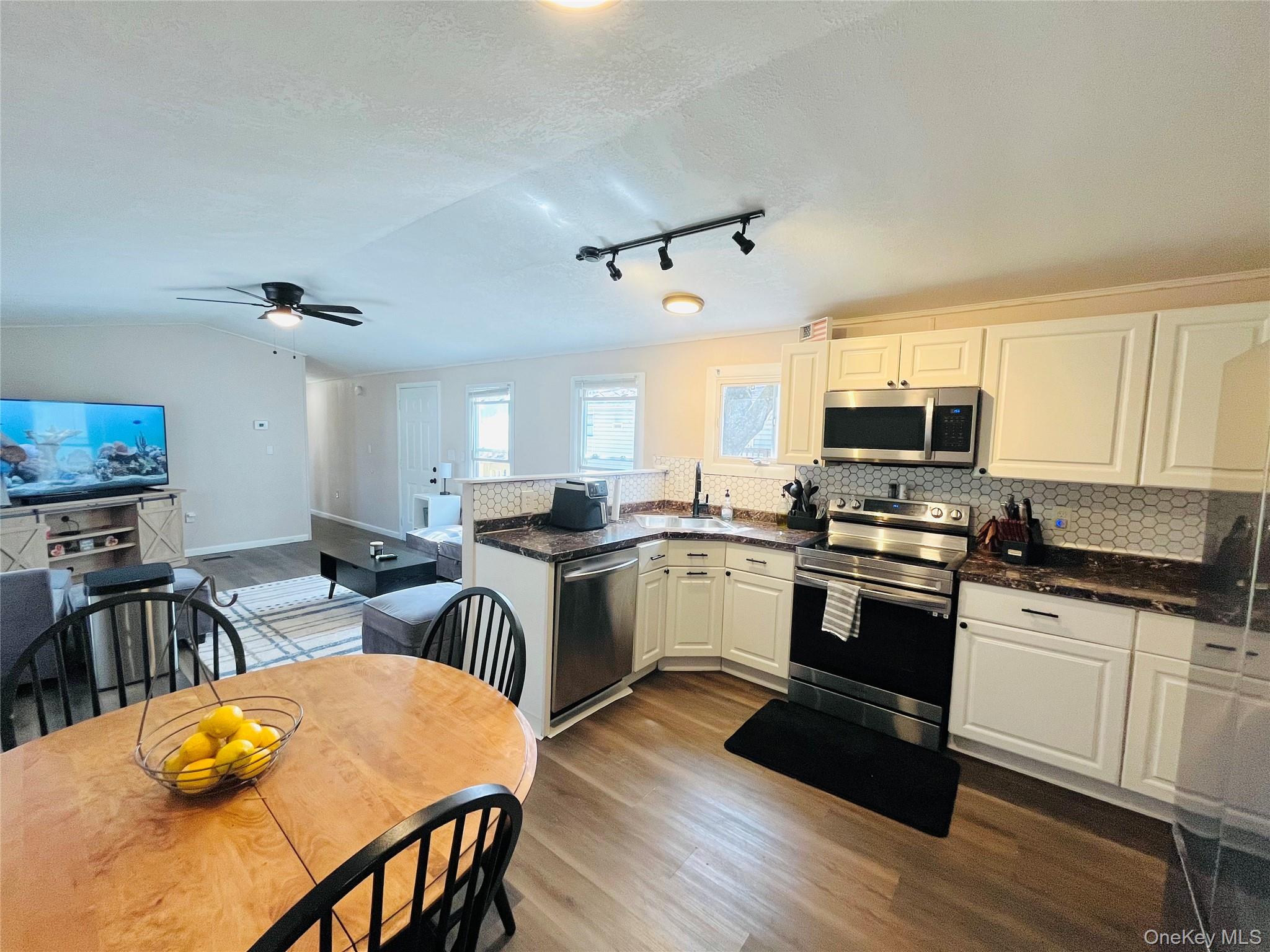 723 Beekman Road, Unit 42 photo 8