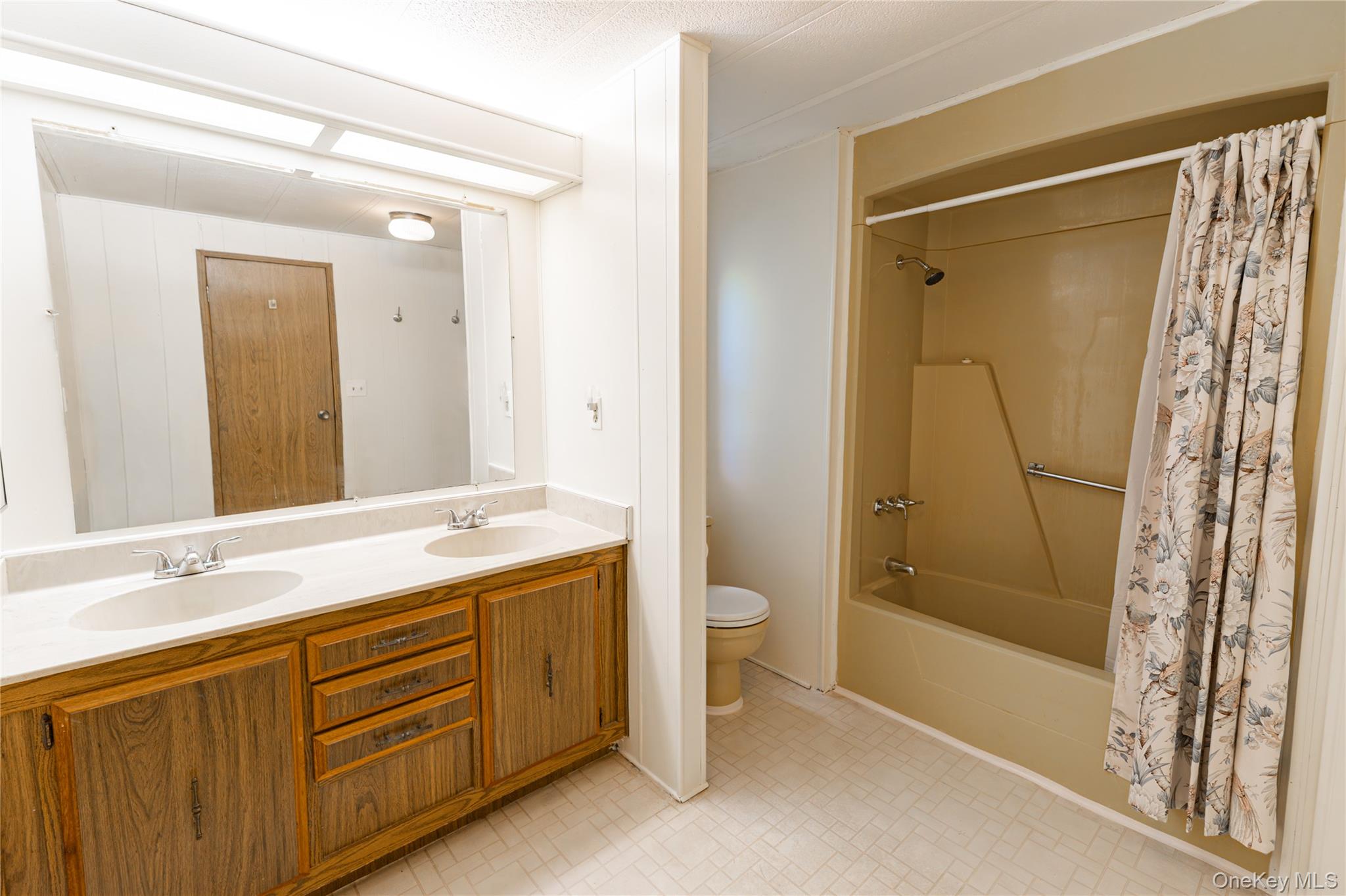 525 Riverleigh Avenue, Unit 106 photo 17