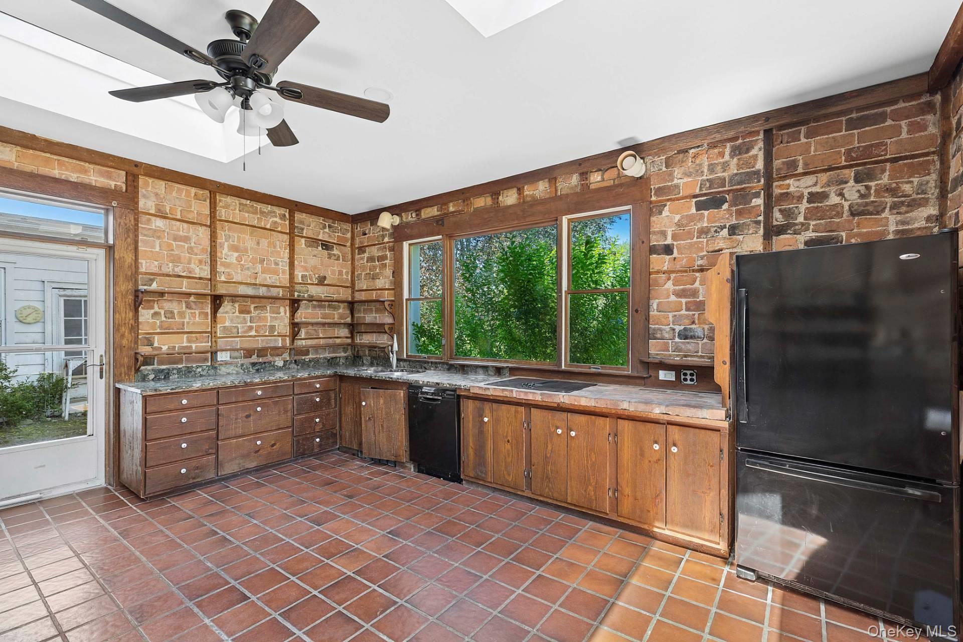 605 Halyoake Avenue – For Sale photo 11