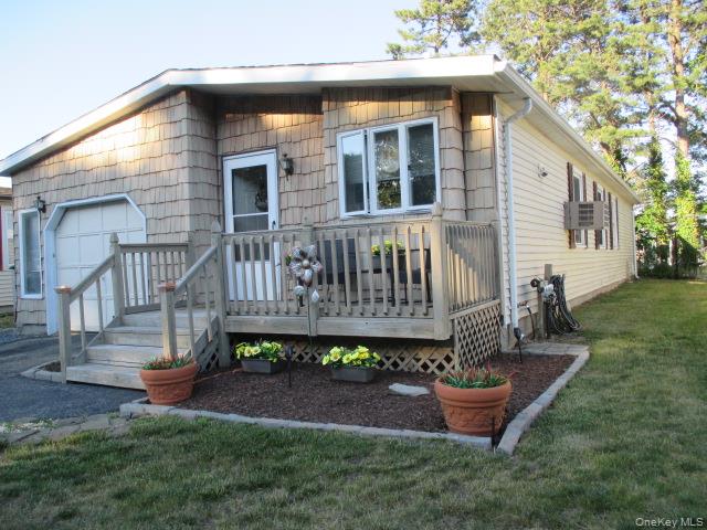 130 Village Circle W – For Sale