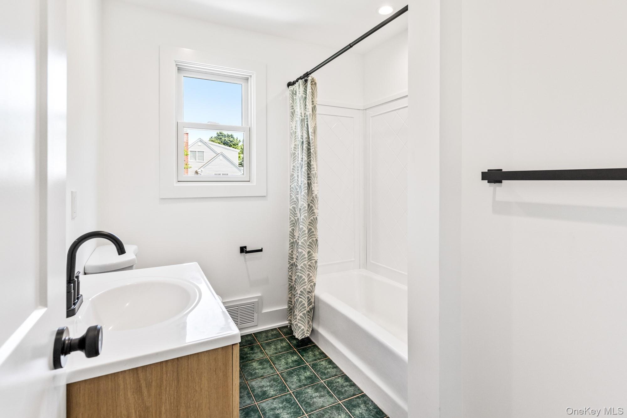 90 Sunrise Avenue – For Sale photo 18