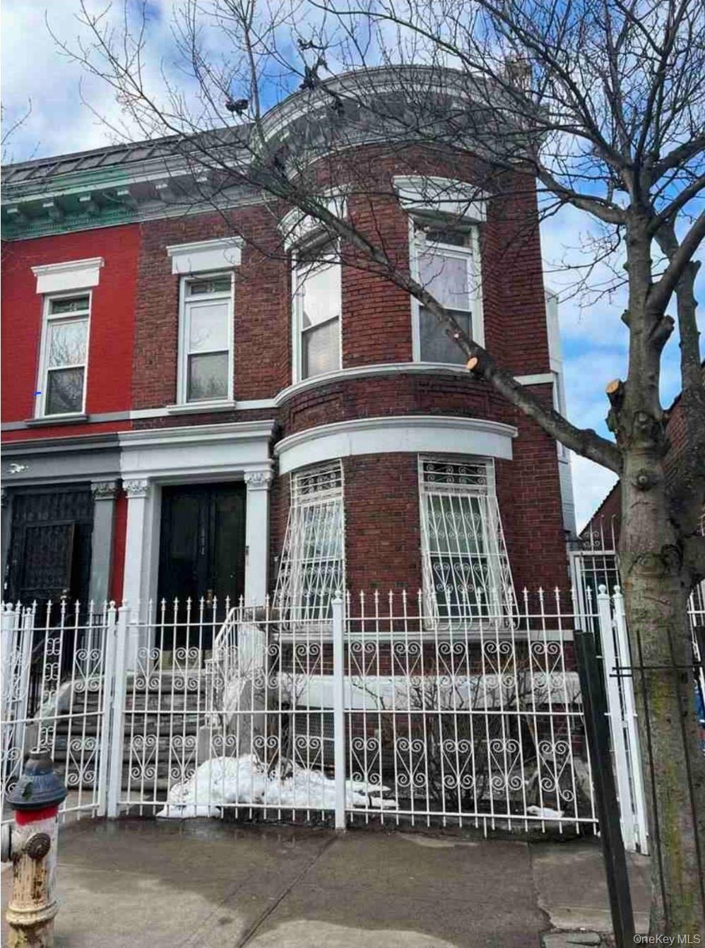 861 Manida Street – For Sale photo 2