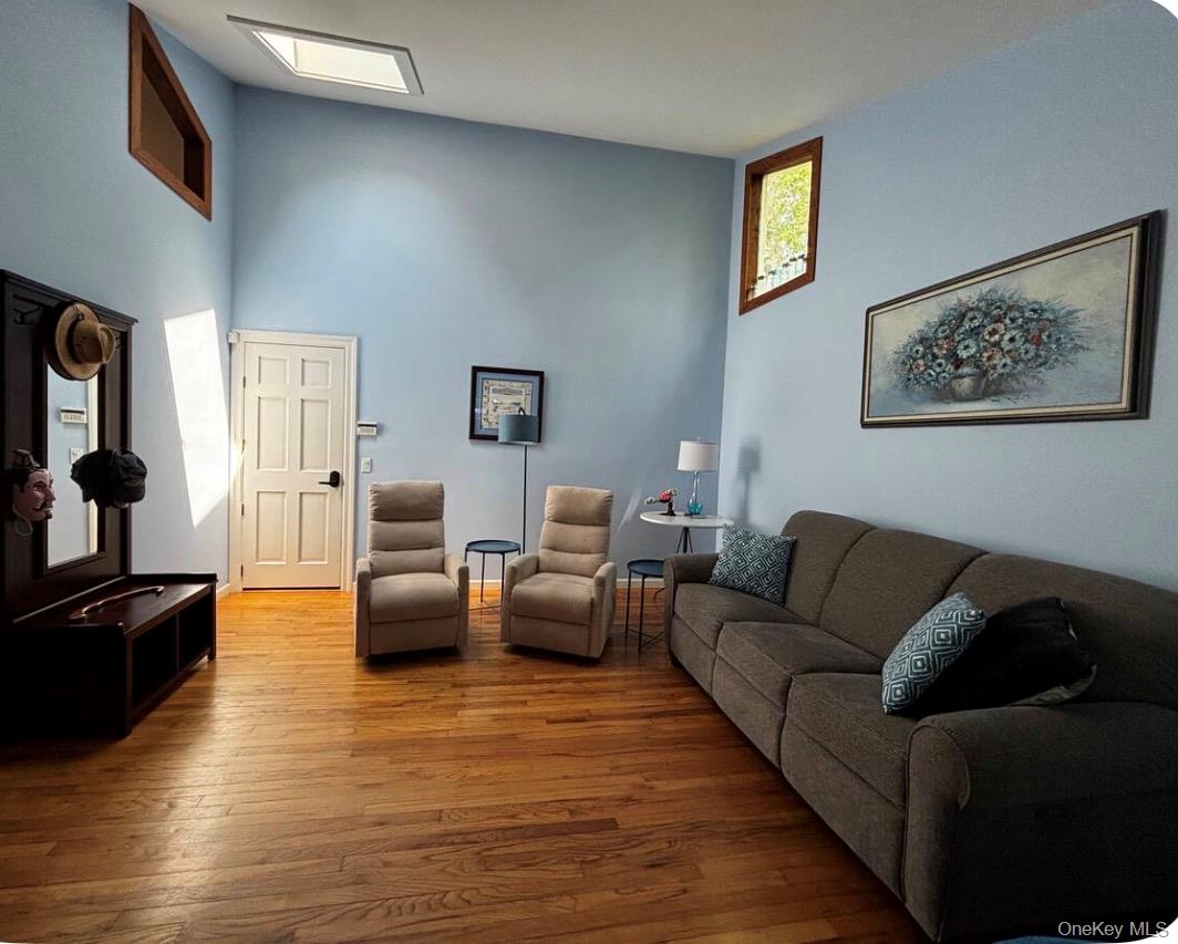 17 Columbine Avenue S – For Rent photo 9