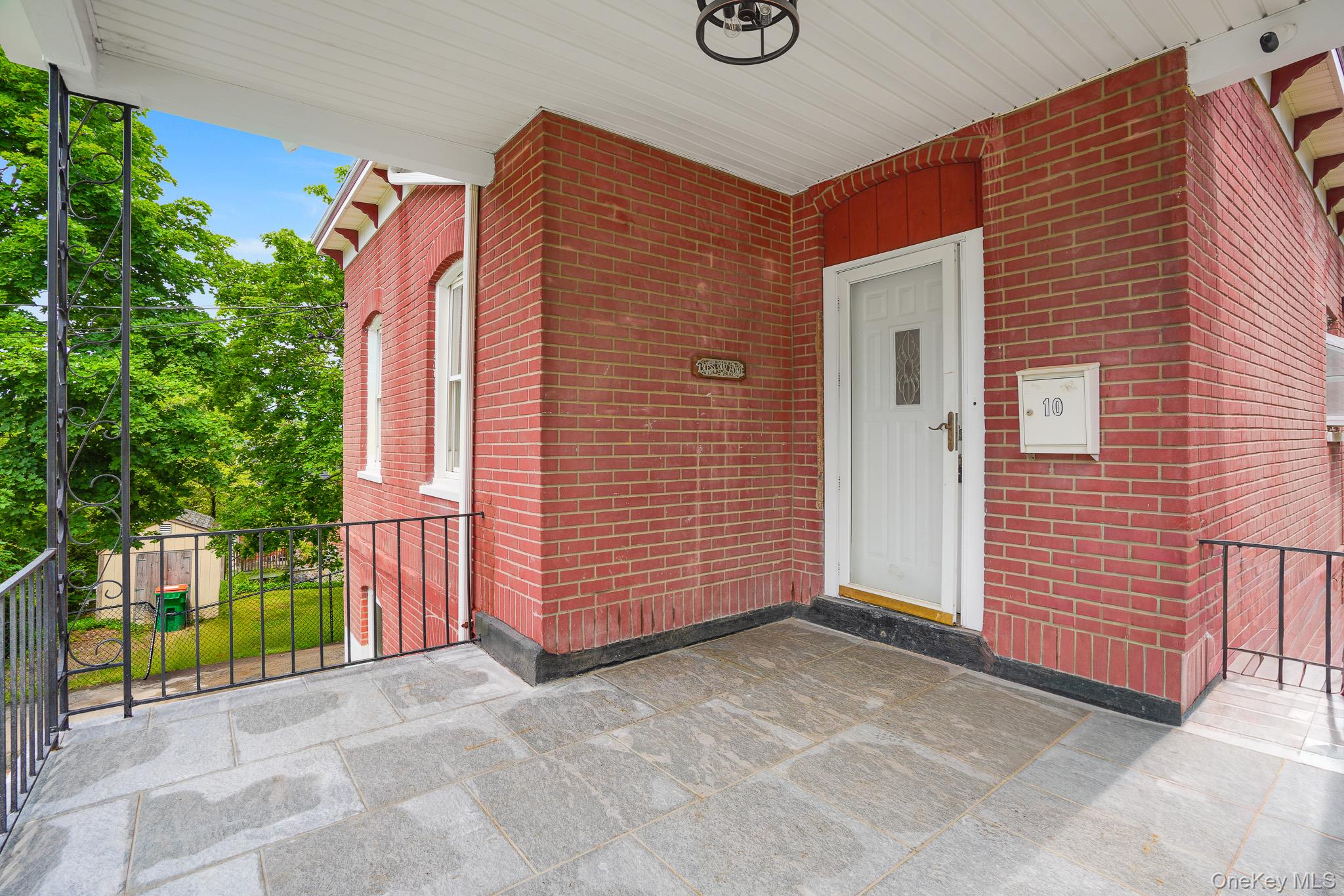 10 Robinson Street – For Sale photo 3