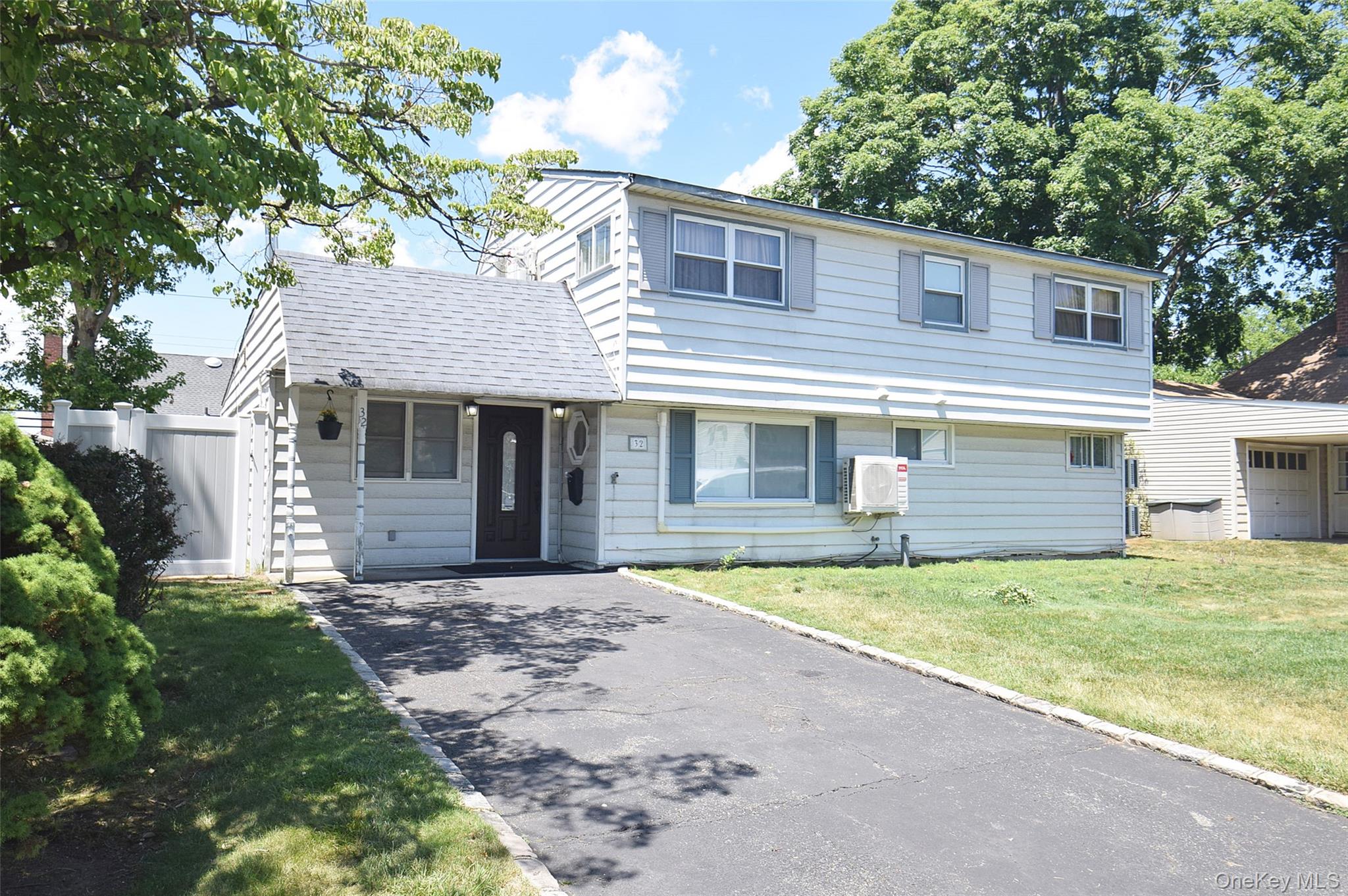 32 W Cabot Lane – For Sale photo 2